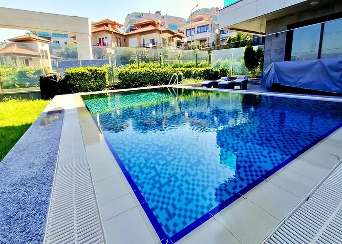 Luxury Seaview With 9000 M2 Access Alanya
