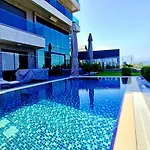 Luxury Seaview With 9000 M2 Access Alanya