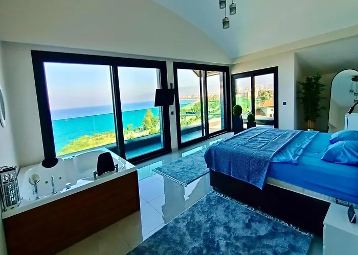 Вілла Luxury Seaview With 9000 M2 Access